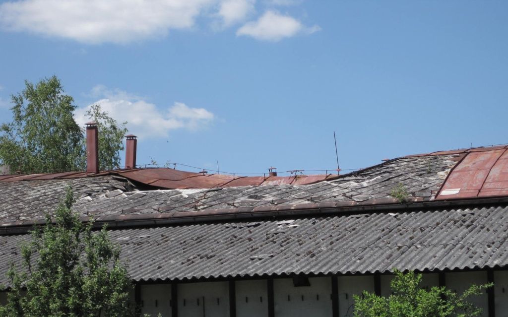Jak vypadá poničená střecha stodoly od sněhu na jaře