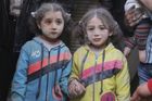 Děti, které přežily raketový útok. Aleppo, Sýrie. Duben 2015