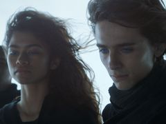 Na snímku z nové Duny jsou Zendaya jako Chani a Timothée Chalamet coby Paul Atreides.