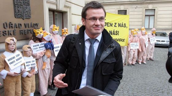 Lišky se sešly u úřadu vlády