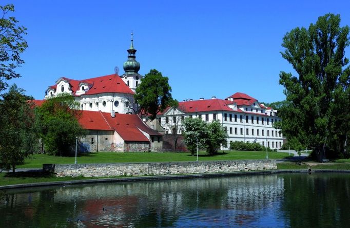 Kostel sv. Markéty a (arci)opatství benediktinů v Břevnově Markétská 28, čp. 1, Praha 6-Břevnov  Stavba je nejstarším mužským řádovým domem, založeným na našem území. Podle písemných zpráv se tak stalo zásluhou Boleslava II. a sv. Vojtěcha roku 993. První stavby byly ale dřevěné. Až opat Meginhard nechal nahradit dřevěné provizorium zděnými stavbami. (Archeology odhalenou kryptu klášterního kostela, nejstarší stavební část kláštera, je možné datovat před rok 1045.) Zásadnější charakter měla přestavba v době kolem roku 1300. Za husitských válek, v roce 1420, byl klášter vypálen. Pražská komunita se zotavovala až na konci 15. století. Rozvoj klášterního kompexu začal až v roce 1700, s nástupem opata Othmara Daniela Zinkeho. Ten se v roce 1702 obrátil na architekta a stavitele Pavla Ignáce Bayera. V květnu 1708 byl položen základní kámen ke kostelu. Přestože stavba konventu probíhala podle Bayerových plánů, vlastní vedení převzal Kryštof Dientzenhofer, který byl v roce 1710 jmenován stavitelem břevnovského opatství.