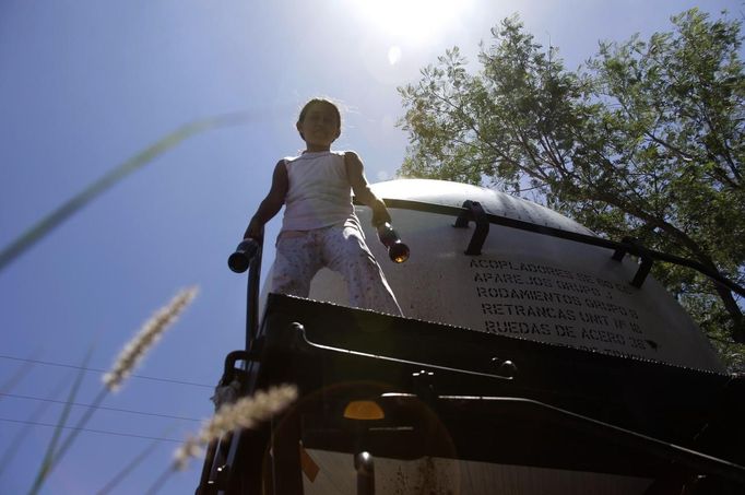 Ruth stands on a parked train after buying soft drinks near a train carriage she calls home in Cadereyta on the outskirts of Monterrey August 7, 2012. Ruth, her eight other family members and their pets have been living in the abandoned carriage next to a train track for the last 15 years. Ruth's grandparents moved from Tamaulipas to Cadereyta after one of their sons was killed on the street by a stray bullet. The family moved into the carriage, which was empty after having been occupied by a vagabond, after living for the first five years in a rented room after arriving in Cadereyta. Picture taken August 7, 2012. REUTERS/Daniel Becerril (MEXICO - Tags: SOCIETY) Published: Srp. 11, 2012, 2:26 dop.