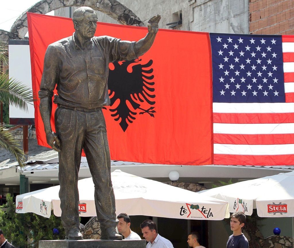 Léto podivuhodných soch: U Hamburku se koupe obří kráska