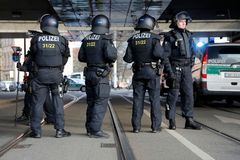 Muž s plynovou pistolí zranil desítky lidí v německém kině. Policie ho zastřelila