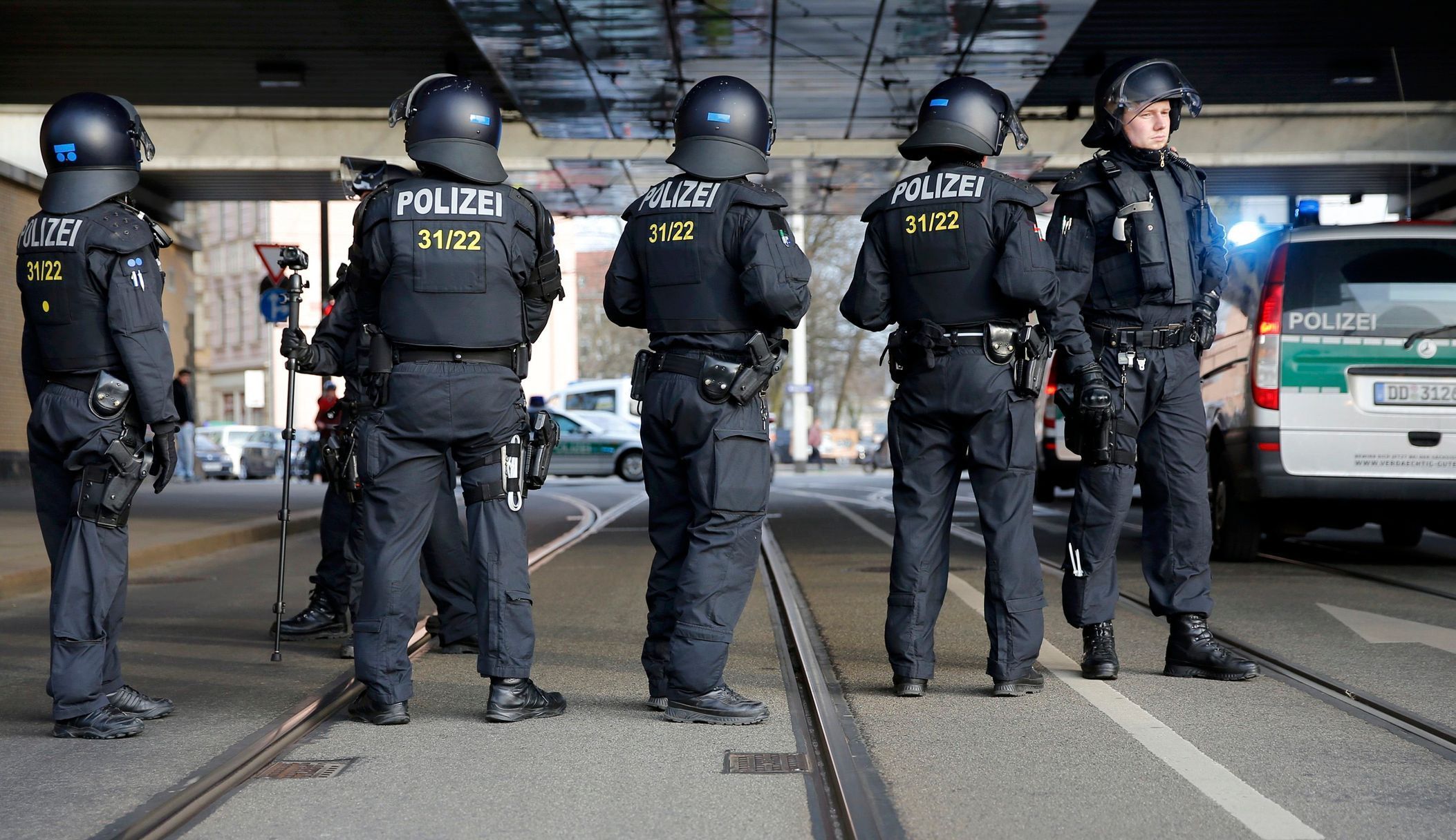 Němečtí policisté na demonstraci Pegidy v Drážďanech.