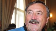 Antonín Panenka, fotbalový mistr z Bělehradu 1976: "Budu volit pana Zemana. Proč? To je jako ve fotbale, kde tým taky potřebuje kapitána. Někoho, kdo je silná osobnost, umí se dobře vyjadřovat, umí vyjít s lidmi. A to myslím na pana Zemana pasuje."