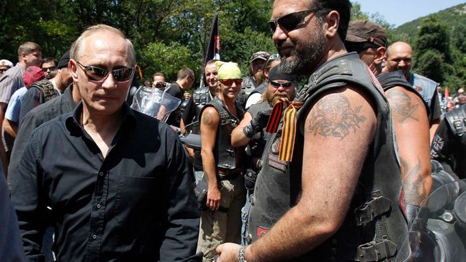 Vladimir Putin s motorkáři.