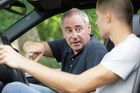 Mladého řidiče učí jeho otec řídit