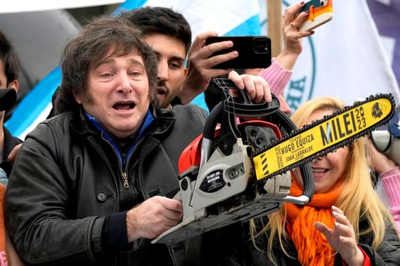 Prezidentský kandidát koalice Liberty Advances Javier Milei mává motorovou pilou během volebního shromáždění v La Platě v Argentině v úterý 12. září 2023. 