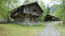 Staveloftet z Ål v Hallingdal, dnes Hallingdal Folkemuseum, Nesbyen, 1295.  Jeden z nejzachovalejších středověkých srubových domů. «Domy byly poskládány jako skládačky a během svého života byly podle potřeby mnohokrát přestěhovány. Norové jsou národ, který se stěhuje snad nejvíce ze všech. Asi to mají v krvi... (c) Jiří Havran