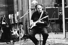 Gilmour z Pink Floyd v aukci prodá své kytary. Koupit lze i slavné kusy