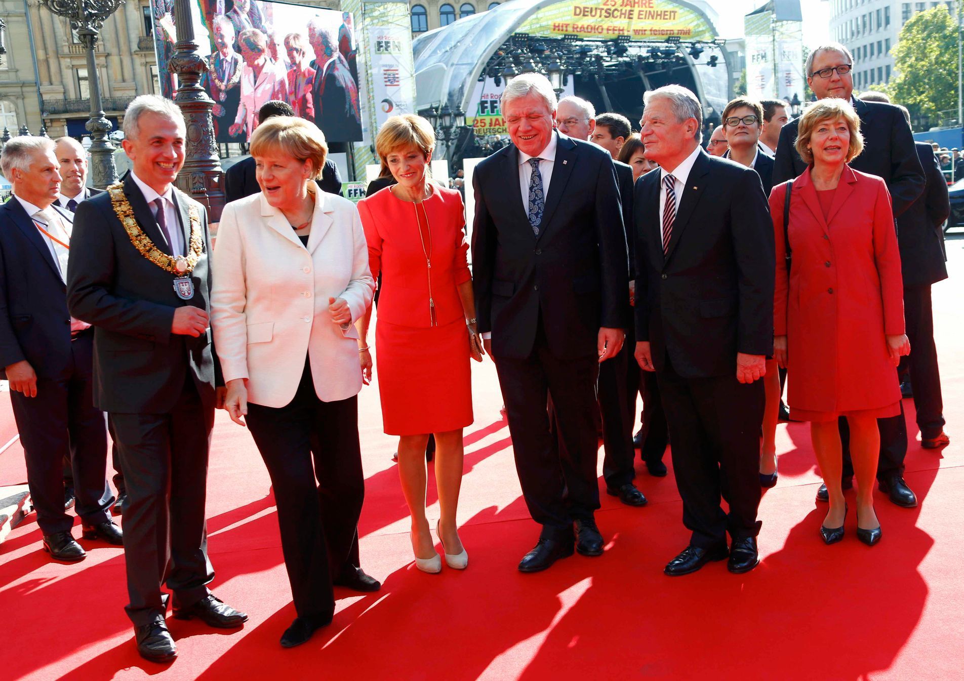 Němečtí politici přicházejí na oficiální oslavu sjednocení ve Frankfurtu