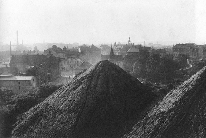 Ukázka z knihy Ondřeje Durczaka „Vzhůru do dolů! - Fotografické album průmyslového a kulturního dědictví uhelného hornictví ostravsko-karvinského revíru“ z roku 2023.