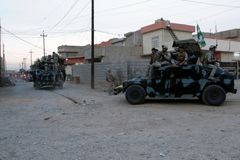 Islámský stát vyrazil z Mosulu do protiútoku, Kurdové ho v Sindžáru odrazili