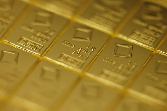 A gold Combibar is seen at a plant of gold refiner and bar manufacturer Valcambi SA in the southern Swiss town of Balerna December 20, 2012. The divisible gold combibar has a purity of 99.9 percent, weighs 50 grams and also has predetermined breaking points which allow it to be easily separated without any loss of material into 1 gram pieces. Picture taken December 20, 2012. To match story SWISS-GOLD/ REUTERS/Michael Buholzer (SWITZERLAND - Tags: BUSINESS) Published: Pro. 21, 2012, 10:31 dop.