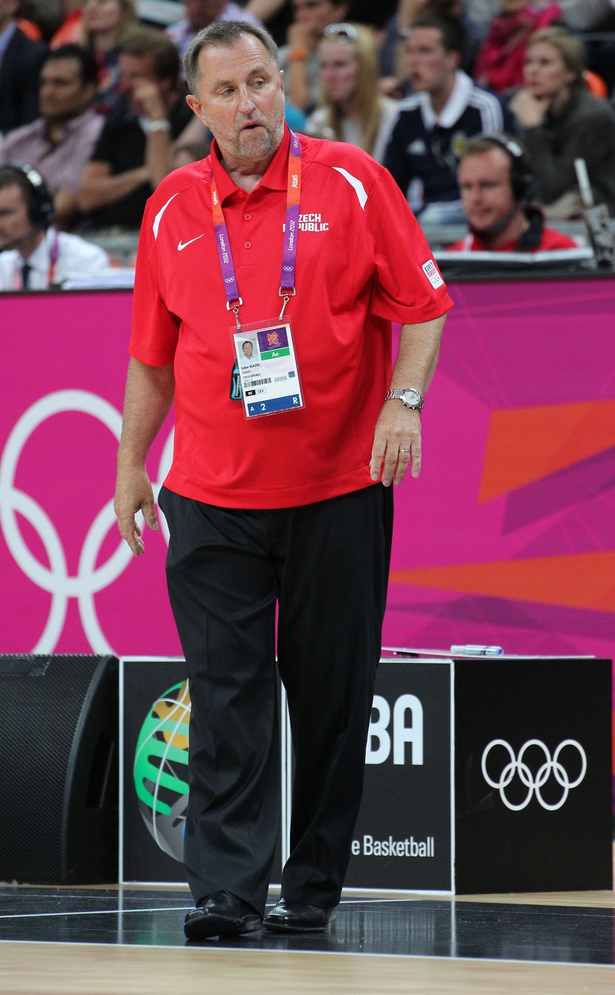 Trenér českých basketbalistek Lubor Blažek v utkání skupiny A s USA na OH 2012 v Londýně.