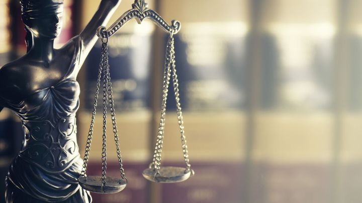 Kde jste to sebral, divil se soudce. Policista stíhání kvůli vynesení spisu unikl