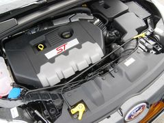 V motoru je 250 koní