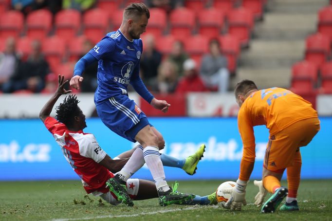 30. kolo české fotbalové ligy, Slavia - Olomouc: Zleva Peter Olayinka, Vít Beneš a Aleš Mandous