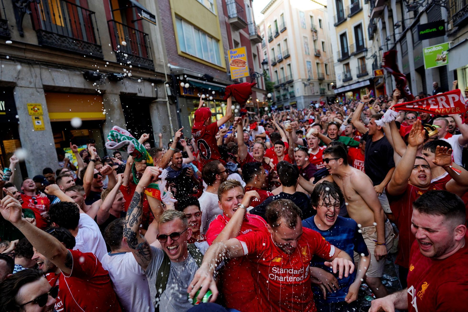 Fanoušci Liverpoolu a Tottenhamu v ulicích Madridu před finále Ligy mistrů