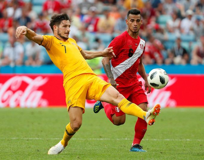 MS ve fotbale 2018: Austrálie - Peru, australský Mathew Leckie proti Miguelu Traucovi z Brna