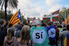 Katalánsku se tají dech: vyhlásilo nezávislost, nebo ne? Puigdemont zveřejní své vysvětlení