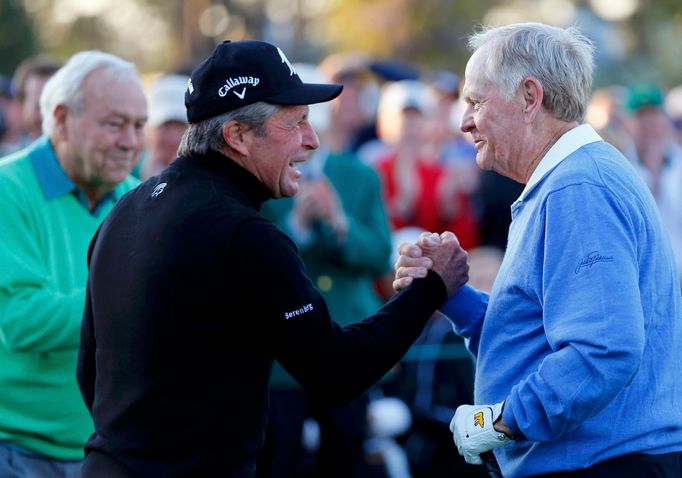 Player, Nicklaus a za nimi Palmer při zahájení golfového turnaje Masters 2014