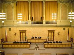 Soudní sál Ústavního soudu.