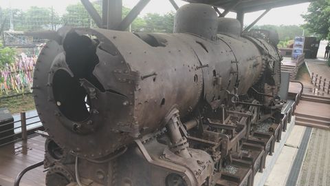 Rozstřílená lokomotiva z války, ale i nové nádraží. Reportáž z hranice Severní Koreje