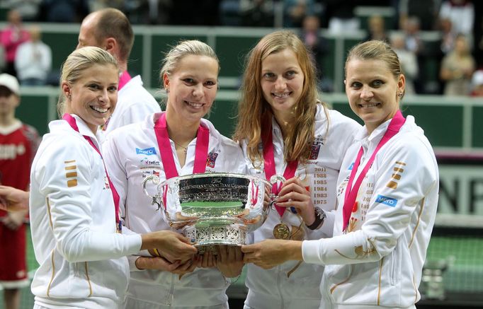 České tenistky slaví vítězství ve Fed Cupu 2012 nad Srbkami.