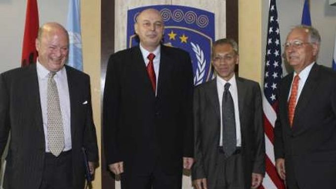 Kosovský premiér Agim Ceku (druhý zleva) s diplomaty z USA, Evropské unie a Ruska.