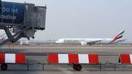 Největší letadla, která sem pravidelně létají, jsou dvoumotorové Boeingy 777-300 pro více než tři stovky pasažérů.