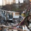Demolice romského tábořiště na odstaveném kolejišti nedaleko Paříže.