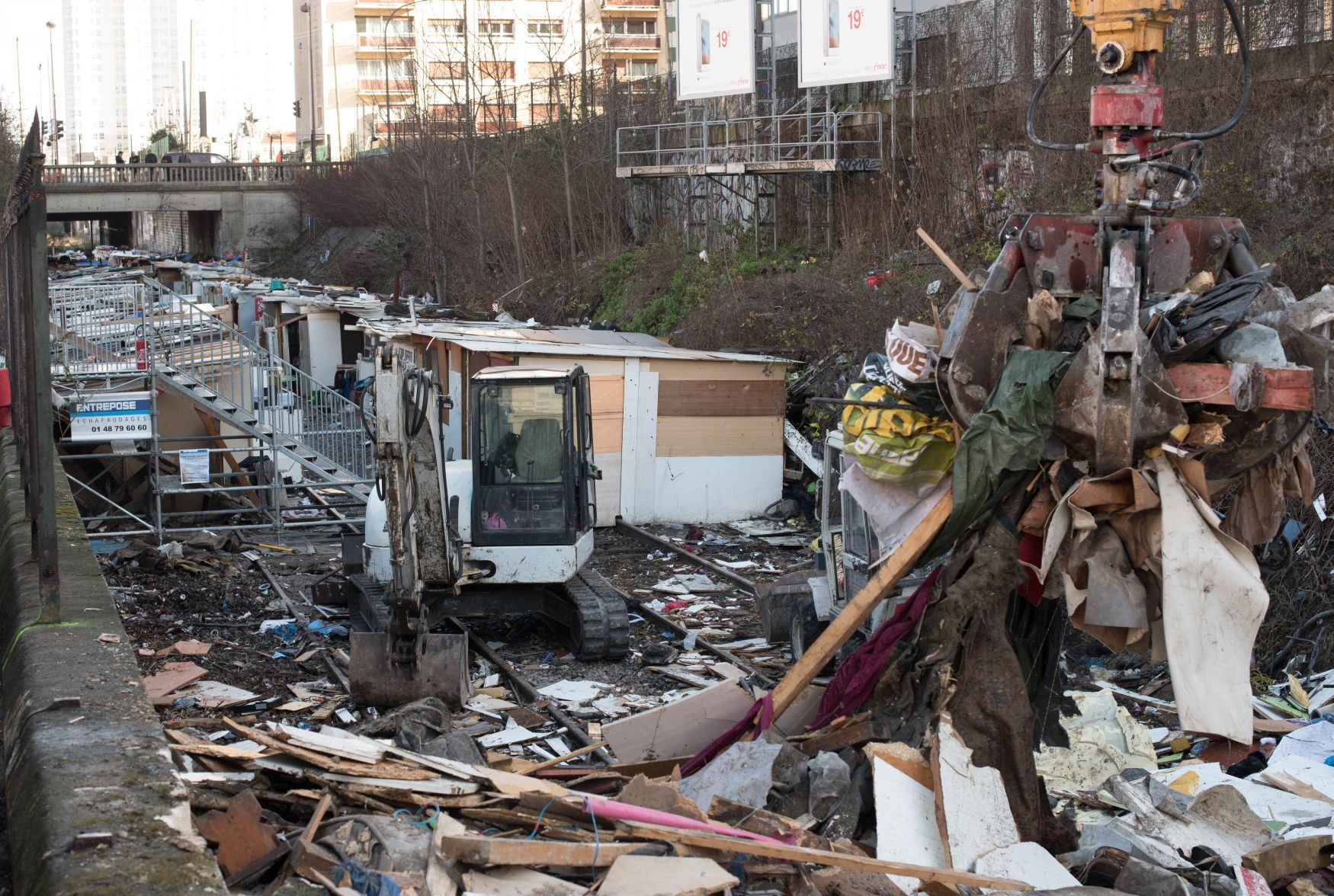 Demolice romského tábořiště na odstaveném kolejišti nedaleko Paříže.