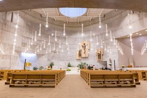 Modlitby z protiatomového krytu. Slovinští architekti postavili kostel, který pojí věřící s nebesy