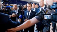 "Jde o důležitý moment. Vysíláme tím Ukrajincům zprávu o jednotě," řekl podle agentury Reuters po příjezdu do Kyjeva Emmanuel Macron.