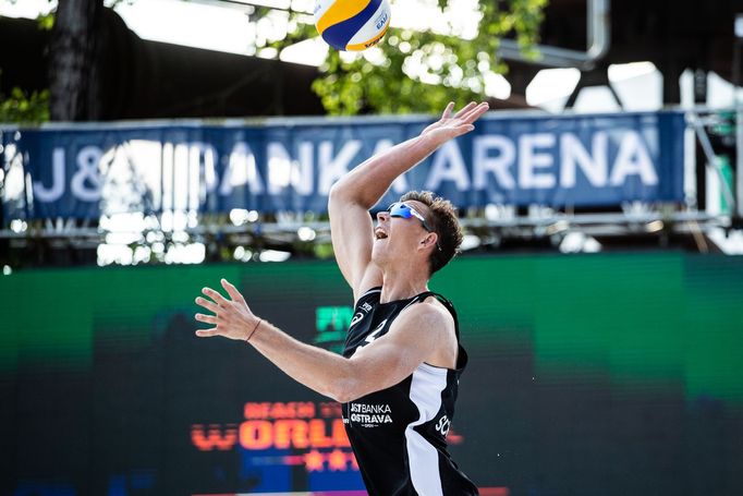 David Schweiner ve finále turnaje v plážovém volejbale v Ostravě 2021