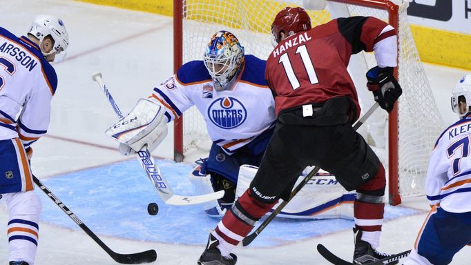 Martin Hanzal a brankář Cam Talbot