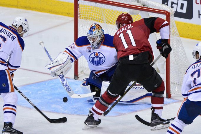 Martin Hanzal a brankář Cam Talbot