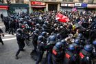 Napětí v zemi vzrostlo už začátkem týdne, když parlament vyslovil nedůvěru premiérovi Françoisi Bayrouovi. Macron v úterý jmenoval už svého pátého premiéra za méně než dva roky, dlouholetého spojence Sébastiena Lecornuho.