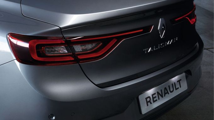 Francouzský ministr hospodářství Emmanuel Macron mezitím v Berlíně prohlásil, že inspekce na třech pracovištích Renaultu byly běžné prohlídky.