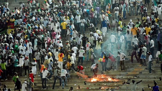 Fanoušci Senegalu v utkání kvalifikace na Pohár afrických národů na stadionu v Dakaru bouřili po druhé brance Didiera Drogby natolik, že se zápas endohrál.