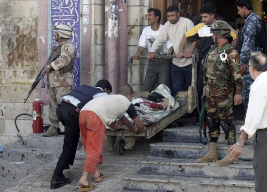 zraněný odvážen z místa výbuchu v bagdádské mešitě