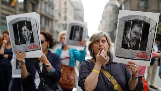 Protesty v Barceloně proti rozsudku nad bývalou katalánskou vládou