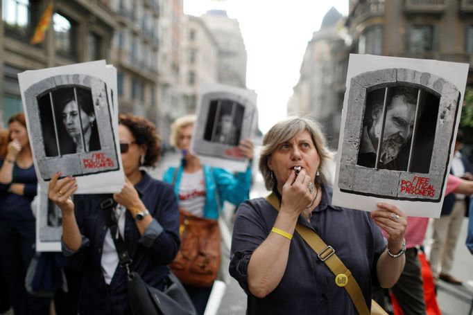 Protesty v Barceloně proti rozsudku nad bývalou katalánskou vládou