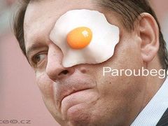 Paroubek a vejce: Paroubek-egg. Aféra už se stala terčem vtipálků a nejrůznějších koláží.