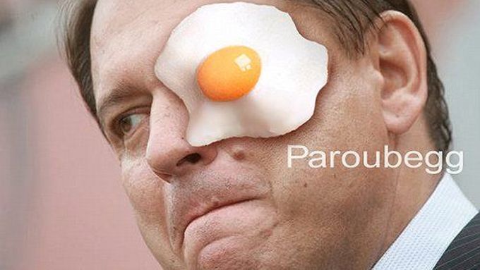 Paroubek a vejce: Paroubek-egg. Aféra už se stala terčem vtipálků a nejrůznějších koláží.
