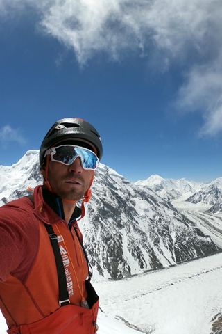 Tomáš Petreček leze na K2 (v druhém výškovém táboře)