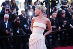 Dorazily už i modelky. V Cannes se předvedly Kurková, Herzigová i Adriana Karembeu