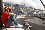 Bývalý šampion formule jedna Michael Schumacher sleduje v Monaku trénink na víkendovou Velkou cenu.